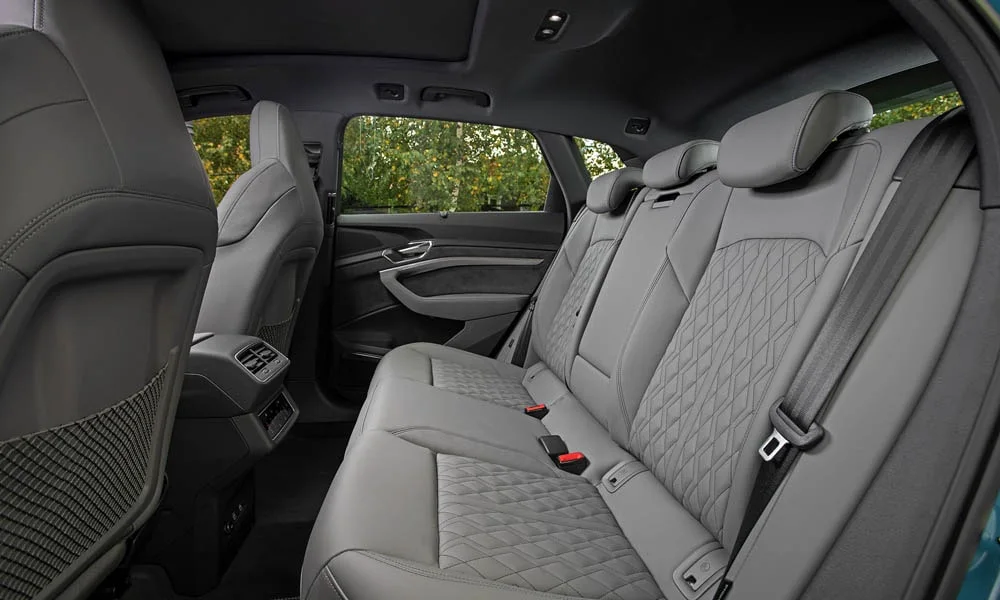 Фото Audi e-tron — задние сиденья. Посадка второго ряда: подголовники и подлокотник Audi e-tron — задние сиденья