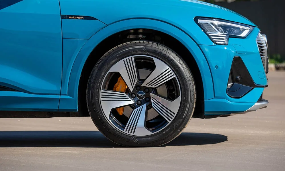 Фото Audi e-tron — колесо и диск. Дизайн спиц и профиль резины крупным планом. Индекс скорости и нагрузки читается на боковине шины Audi e-tron — колесо и диск