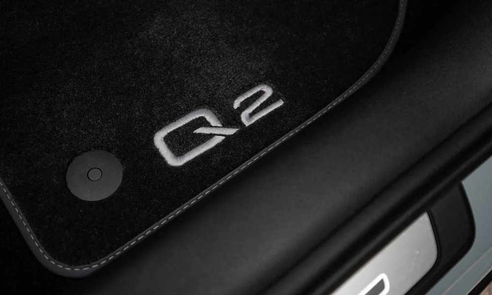 Фото Audi Q2 — дверная карта. Дверная карта в тёмной отделке: подлокотник, динамик и блок стеклоподъёмников Audi Q2 — дверная карта