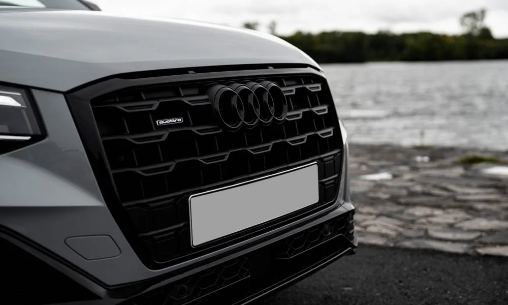 Фото Audi Q2 — вид спереди, фото 6. Передок в сером исполнении — крупная светотехника и выразительный бампер. Рисунок ходовых огней — подпись модели, по нему её узнают в потоке Audi Q2 — вид спереди, фото 6