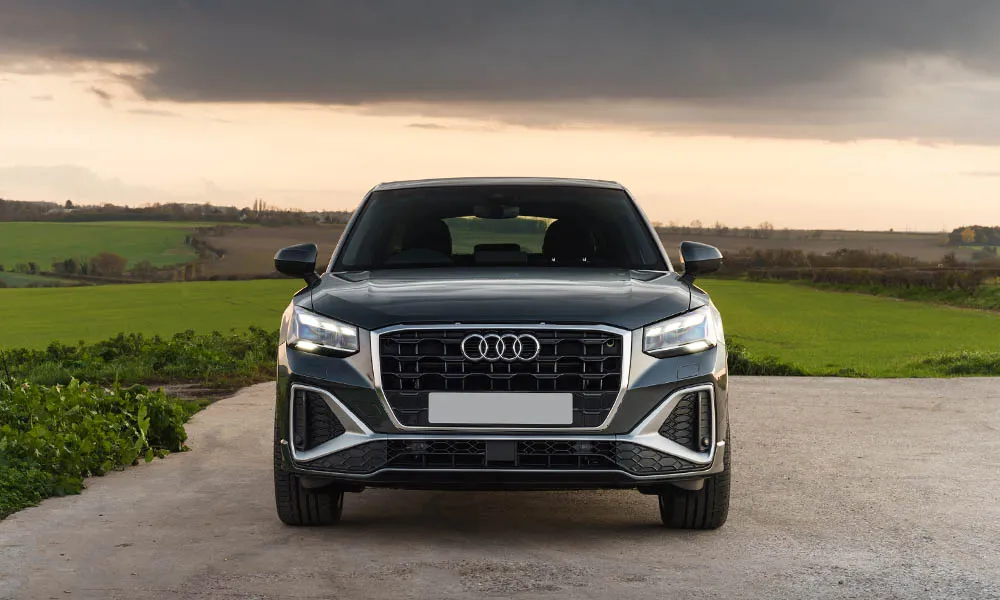 Фото Audi Q2 — вид спереди, фото 7. Оптика, решётка и бампер — первое впечатление о модели. Дневные ходовые огни включаются автоматически с запуском Audi Q2 — вид спереди, фото 7