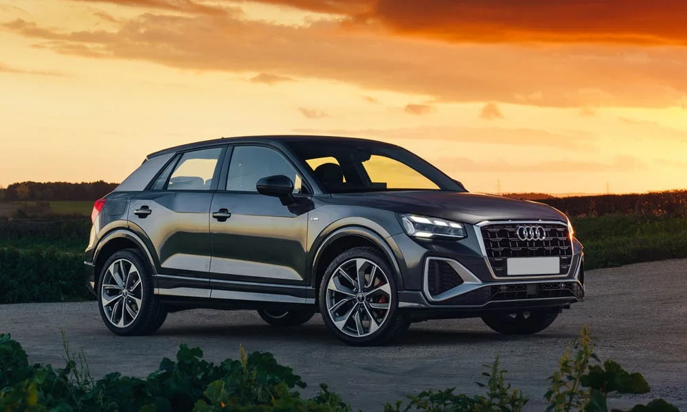Фото Audi Q2 — вид спереди, фото 8. Анфас: пропорции капота, посадка кузова и графика ходовых огней. Дневные ходовые огни включаются автоматически с запуском Audi Q2 — вид спереди, фото 8