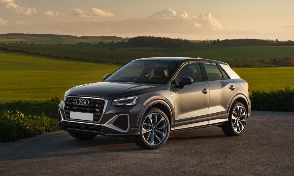 Фото Audi Q2 — вид спереди, фото 9. Оптика, решётка и бампер — первое впечатление о модели. Дневные ходовые огни включаются автоматически с запуском Audi Q2 — вид спереди, фото 9