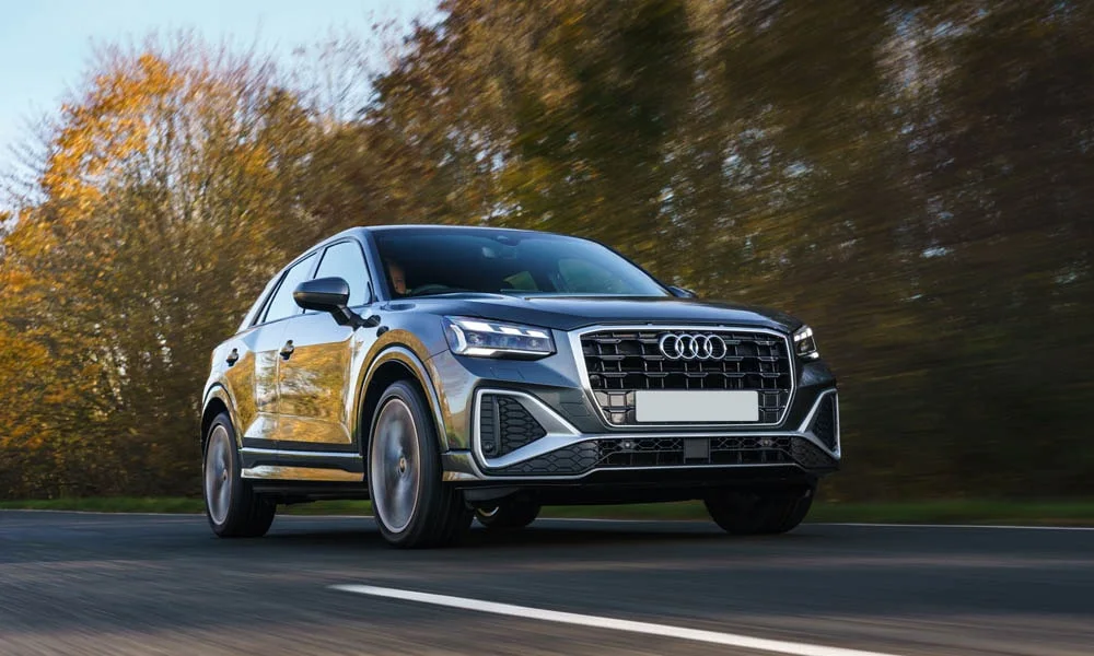 Фото Audi Q2 — вид спереди, фото 10. Оптика, решётка и бампер — первое впечатление о модели. Дневные ходовые огни включаются автоматически с запуском Audi Q2 — вид спереди, фото 10