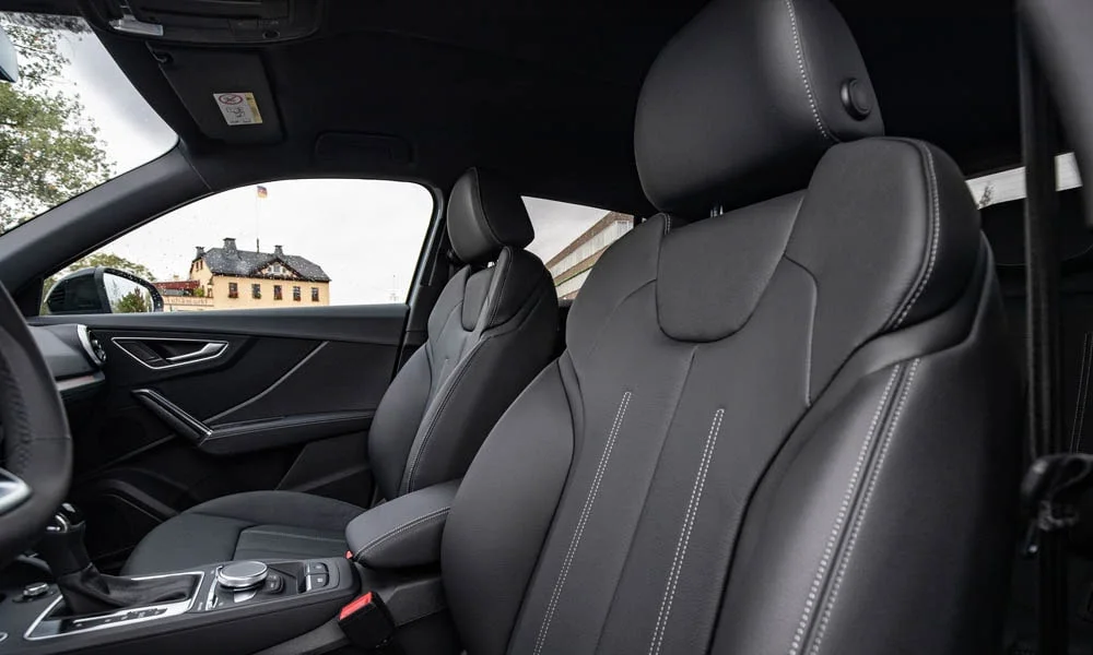 Фото Audi Q2 — передние сиденья. Профиль кресел: боковая поддержка и подголовники. Регулировки с памятью возвращают кресло под водителя одним нажатием — у версий с электроприводом Audi Q2 — передние сиденья