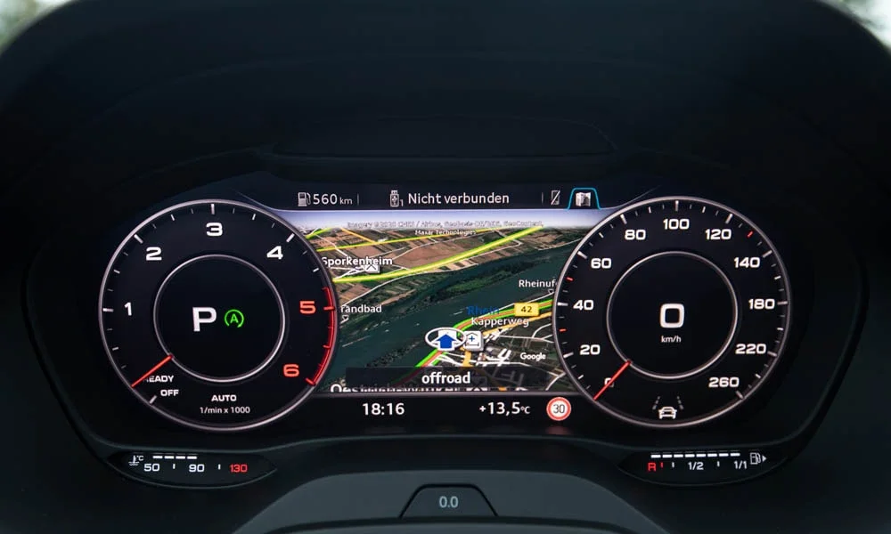 Фото Audi Q2 — приборная панель. Скорость, запас хода и подсказки ассистентов перед глазами Audi Q2 — приборная панель