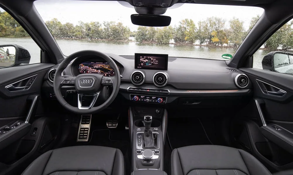 Фото Audi Q2 — интерьер. Общий план салона: архитектура панели, консоль и кресла Audi Q2 — интерьер