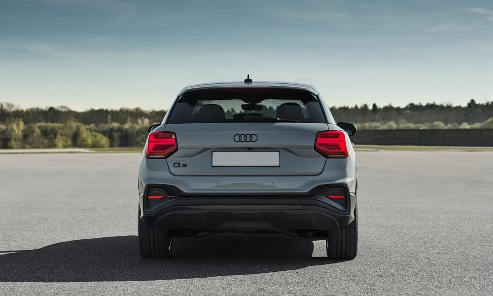 Фото Audi Q2 — вид сзади, фото 3. Серый кузов сзади — фонари и бампер определяют ночной образ модели. Светодиодная полоса или раздельные секции — задняя оптика стала главным украшением кормы Audi Q2 — вид сзади, фото 3