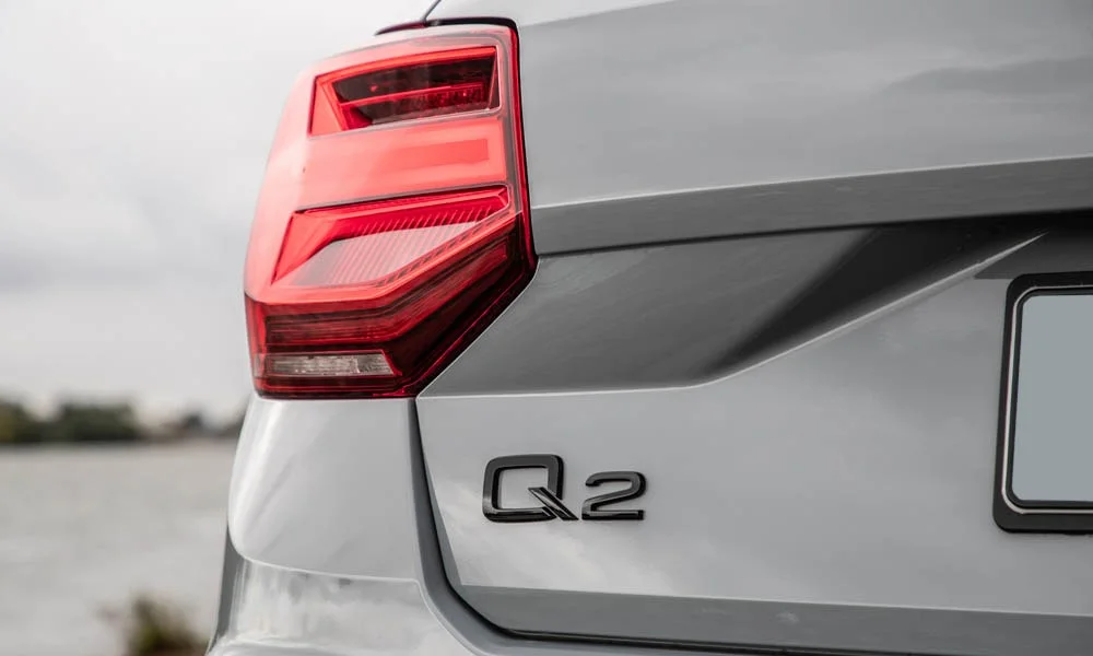 Фото Audi Q2 — вид сзади, фото 4. Графика фонарей, бампер и оформление пятой двери. Светодиодная полоса или раздельные секции — задняя оптика стала главным украшением кормы Audi Q2 — вид сзади, фото 4