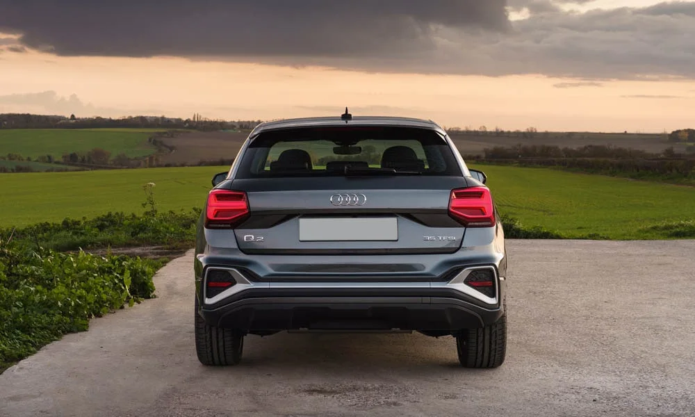 Фото Audi Q2 — вид сзади, фото 5. Корма в сером цвете: графика фонарей и пластика пятой двери Audi Q2 — вид сзади, фото 5