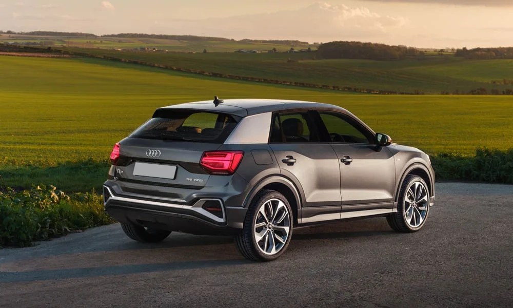 Фото Audi Q2 — вид сзади, фото 6. Корма в сером цвете: графика фонарей и пластика пятой двери. Светодиодная полоса или раздельные секции — задняя оптика стала главным украшением кормы Audi Q2 — вид сзади, фото 6