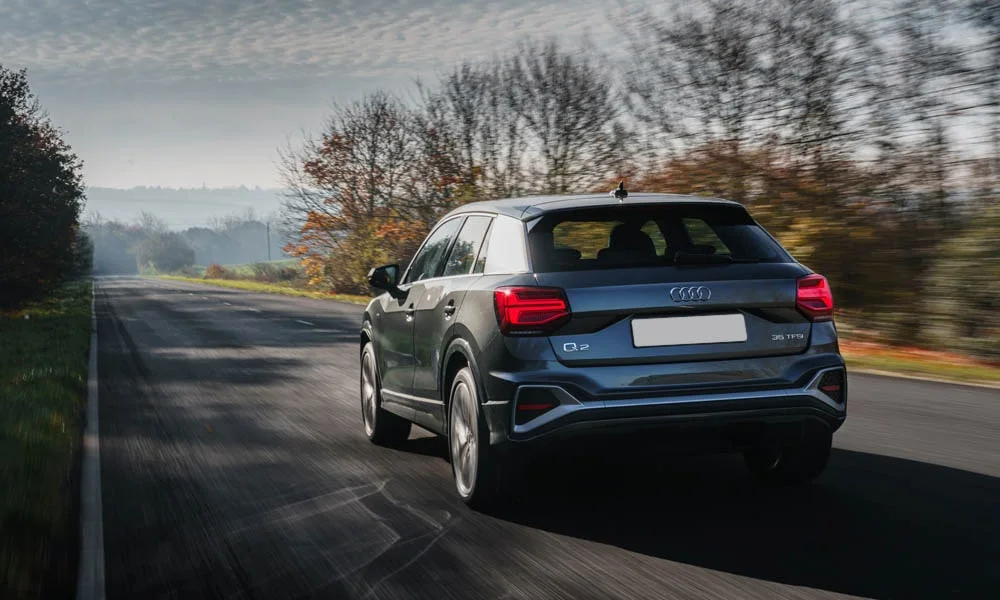 Фото Audi Q2 — вид сзади, фото 7. Графика фонарей, бампер и оформление пятой двери Audi Q2 — вид сзади, фото 7