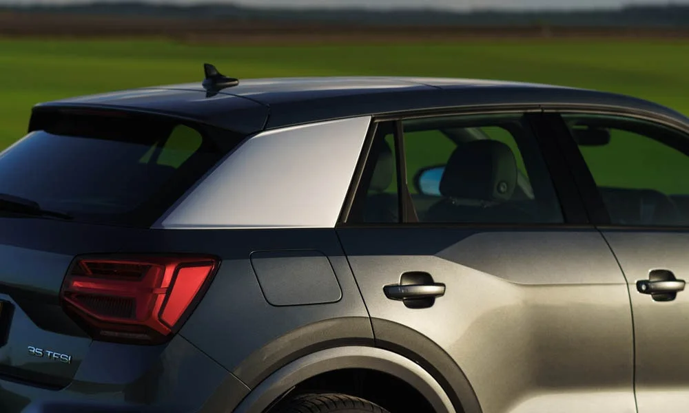 Фото Audi Q2 — крыша. Крыша сверху: остекление, рейлинги и антенна-плавник Audi Q2 — крыша