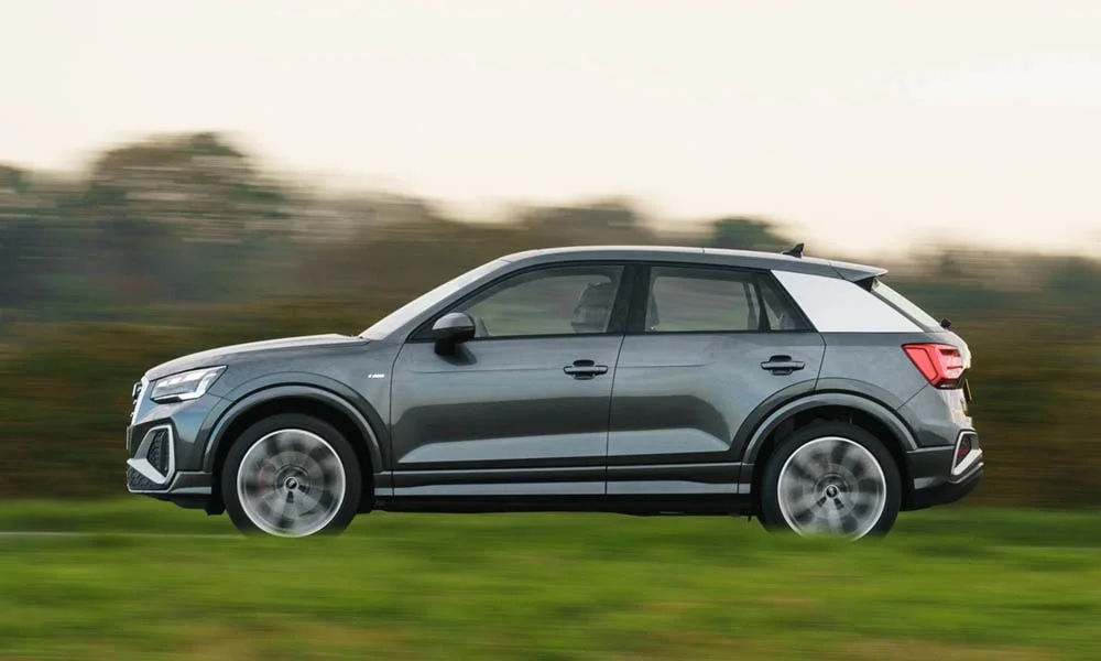 Фото Audi Q2 — вид сбоку, фото 3. Профиль кузова: колёсная база, свесы и линия остекления. Хромированные или чёрные молдинги окон отличают комплектации Audi Q2 — вид сбоку, фото 3
