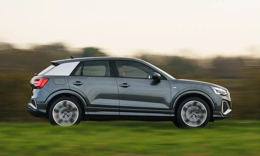 Фото Audi Q2 — вид сбоку, фото 4. Серый кузов в профиль — пропорции, высота посадки и дизайн дисков Audi Q2 — вид сбоку, фото 4
