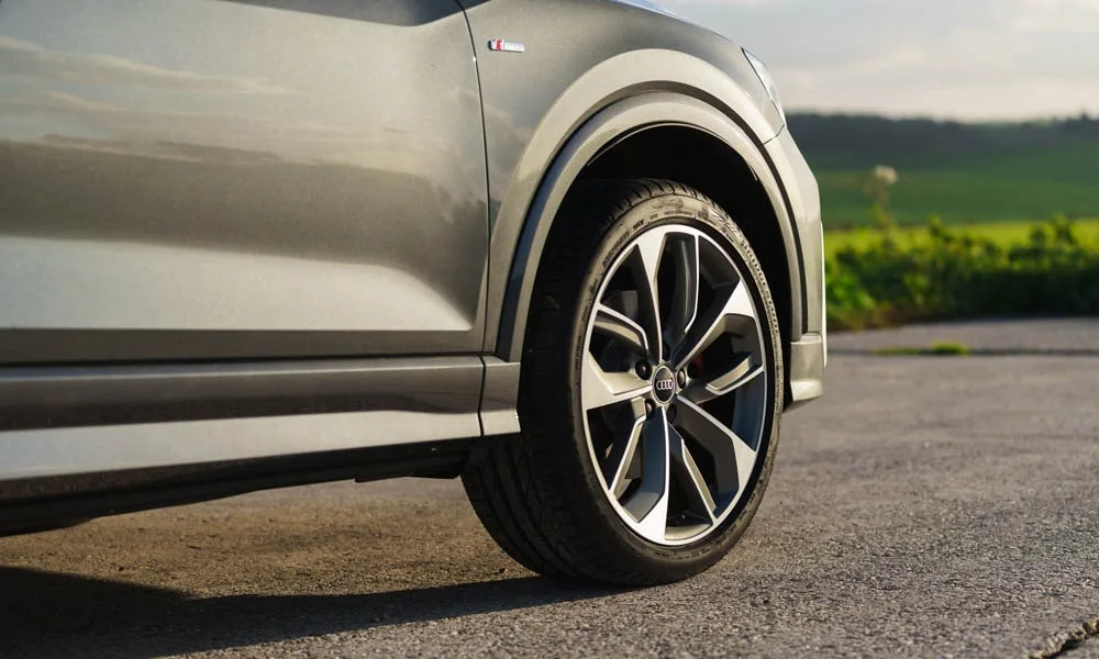Фото Audi Q2 — колесо и диск. Аэродинамический дизайн колеса снижает расход на трассе. При подборе зимнего комплекта сохраняйте наружный диаметр колеса Audi Q2 — колесо и диск