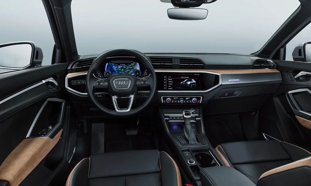 Фото Audi Q3 — передняя панель. Компоновка экранов, дефлекторов и консоли Audi Q3 — передняя панель