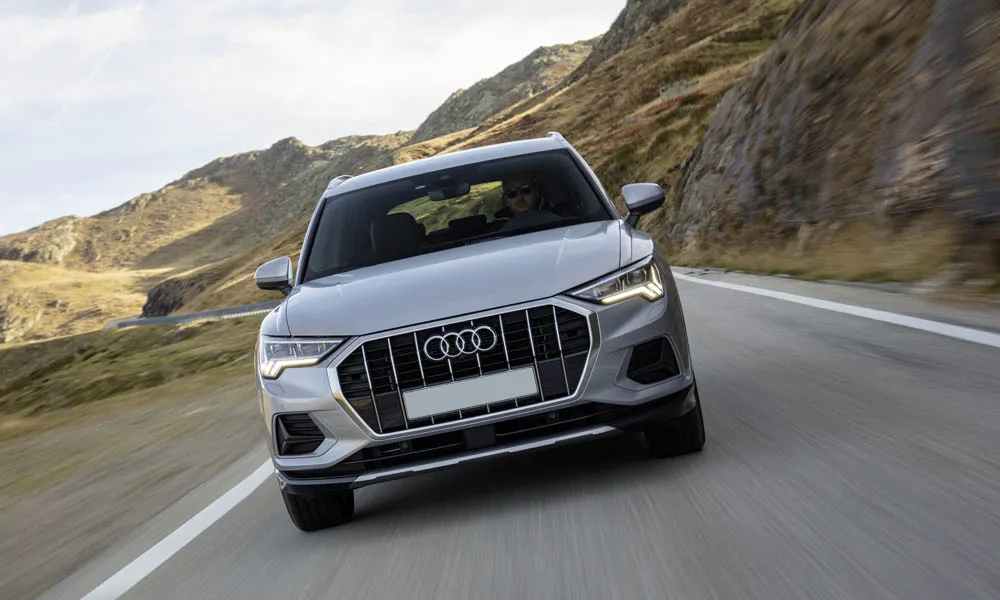Фото Audi Q3 — вид спереди, фото 4. Анфас: пропорции капота, посадка кузова и графика ходовых огней. Дневные ходовые огни включаются автоматически с запуском Audi Q3 — вид спереди, фото 4