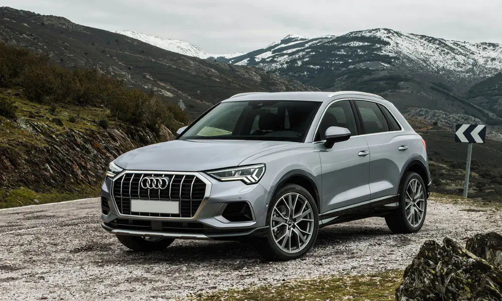 Фото Audi Q3 — вид спереди, фото 5. Анфас: пропорции капота, посадка кузова и графика ходовых огней. Дневные ходовые огни включаются автоматически с запуском Audi Q3 — вид спереди, фото 5