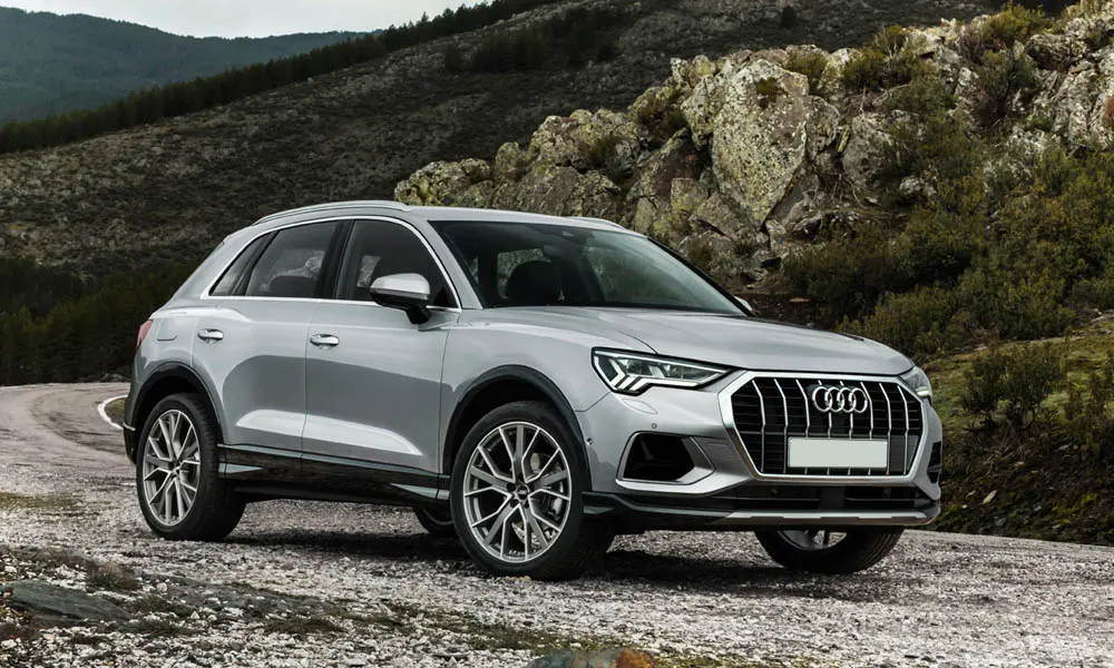 Фото Audi Q3 — вид спереди, фото 6. Серебристый кузов, строгая симметрия оптики — базовый ракурс знакомства с дизайном. Дневные ходовые огни включаются автоматически с запуском Audi Q3 — вид спереди, фото 6