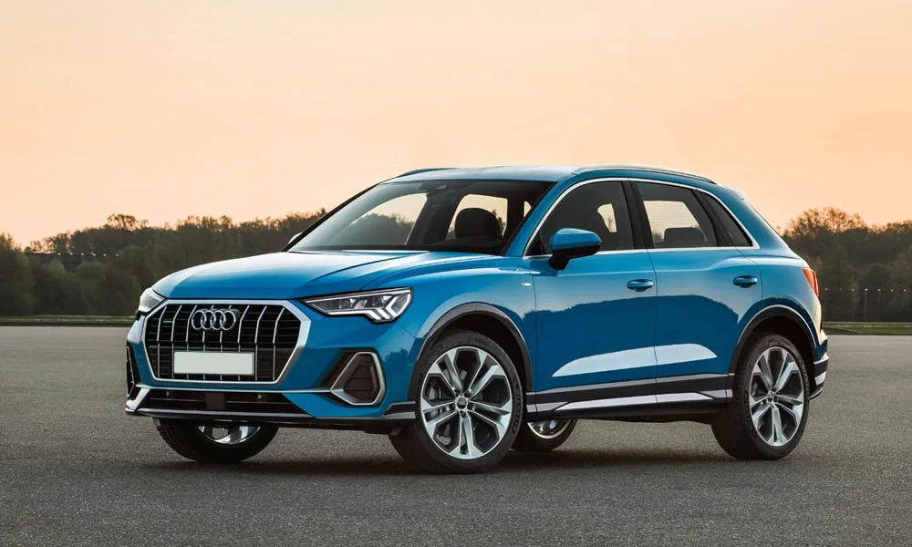 Фото Audi Q3 — вид спереди, фото 7. Передок в синем исполнении — крупная светотехника и выразительный бампер Audi Q3 — вид спереди, фото 7