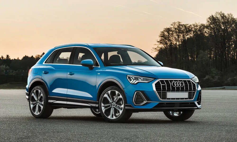 Фото Audi Q3 — вид спереди, фото 8. Передок в синем исполнении — крупная светотехника и выразительный бампер Audi Q3 — вид спереди, фото 8