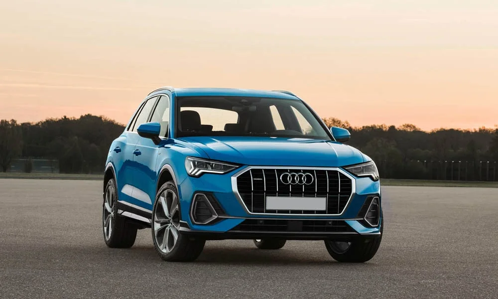 Фото Audi Q3 — вид спереди, фото 9. Синий кузов, строгая симметрия оптики — базовый ракурс знакомства с дизайном. Дневные ходовые огни включаются автоматически с запуском Audi Q3 — вид спереди, фото 9