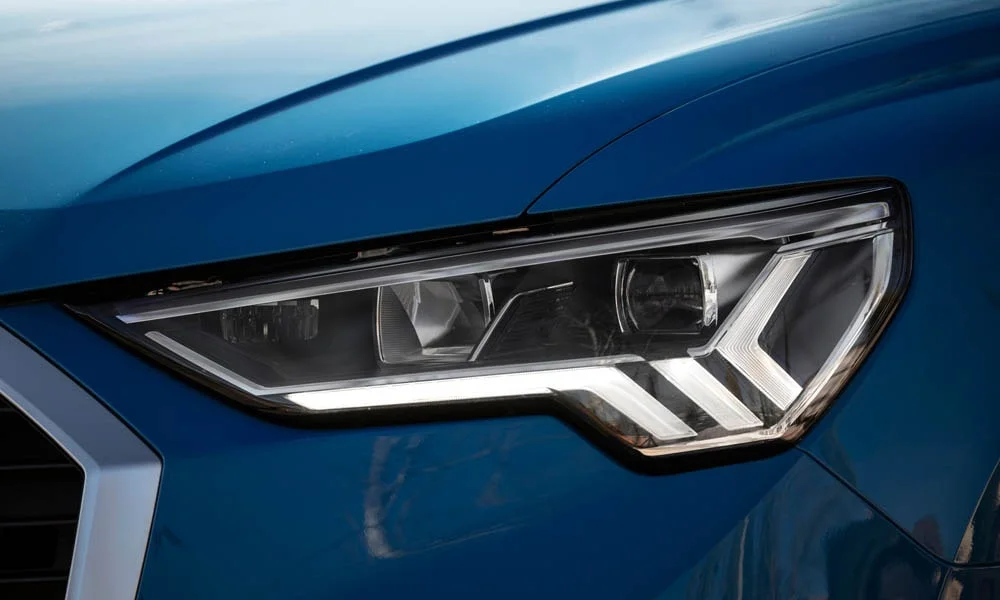 Фото Audi Q3 — вид спереди, фото 12. Анфас: пропорции капота, посадка кузова и графика ходовых огней. Дневные ходовые огни включаются автоматически с запуском Audi Q3 — вид спереди, фото 12