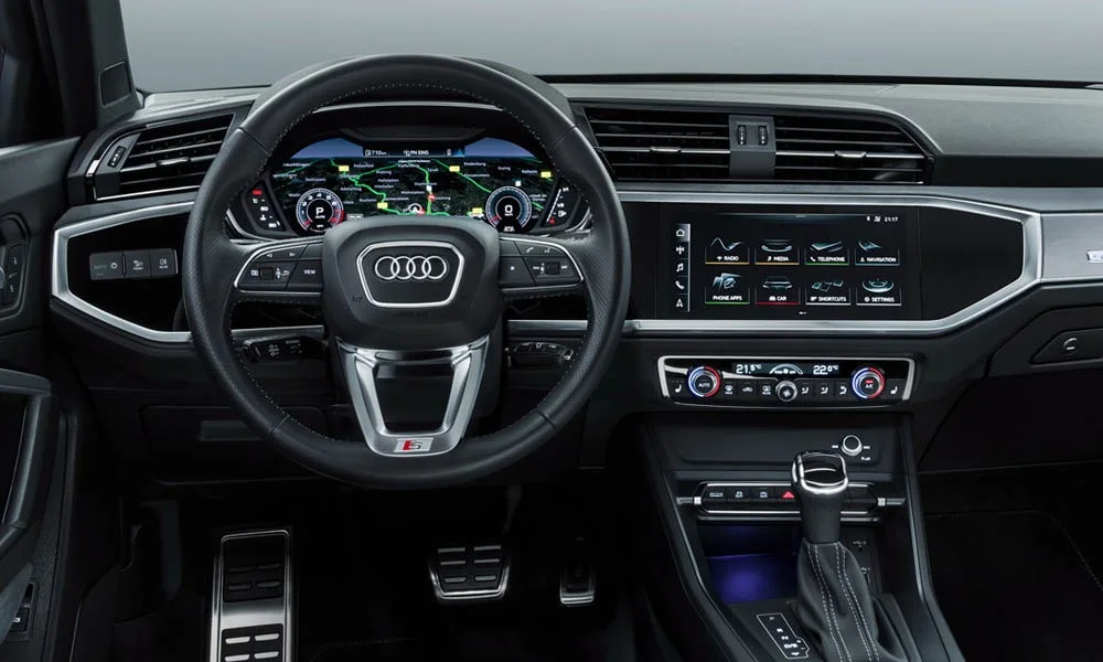 Фото Audi Q3 — приборная панель. Скорость, запас хода и подсказки ассистентов перед глазами Audi Q3 — приборная панель