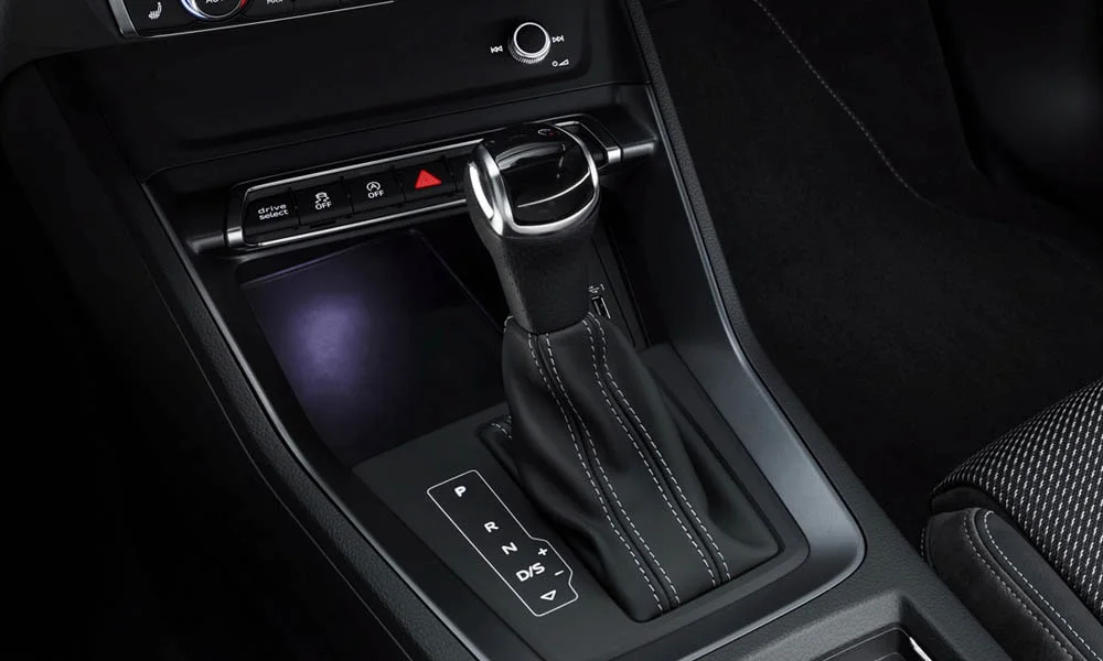 Фото Audi Q3 — селектор коробки передач. Управление коробкой: компактный селектор освобождает место на тоннеле. Режимы движения и электронный ручник собраны рядом с селектором Audi Q3 — селектор коробки передач