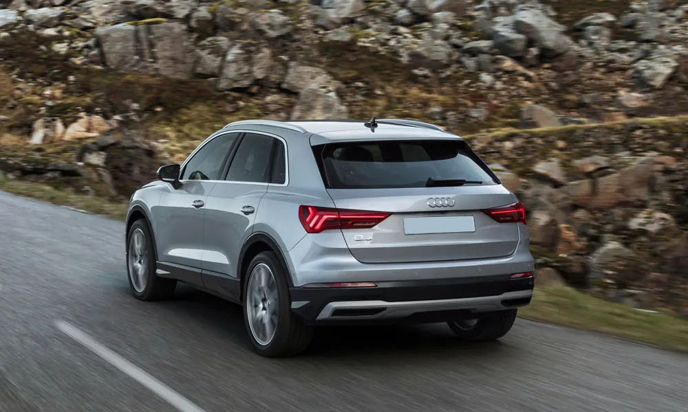 Фото Audi Q3 — вид сзади, фото 3. Линия крыши, стойки и задняя дверь в серебристом исполнении Audi Q3 — вид сзади, фото 3