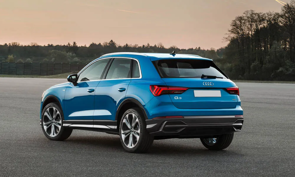 Фото Audi Q3 — вид сзади, фото 5. Линия крыши, стойки и задняя дверь в синем исполнении. Светодиодная полоса или раздельные секции — задняя оптика стала главным украшением кормы Audi Q3 — вид сзади, фото 5