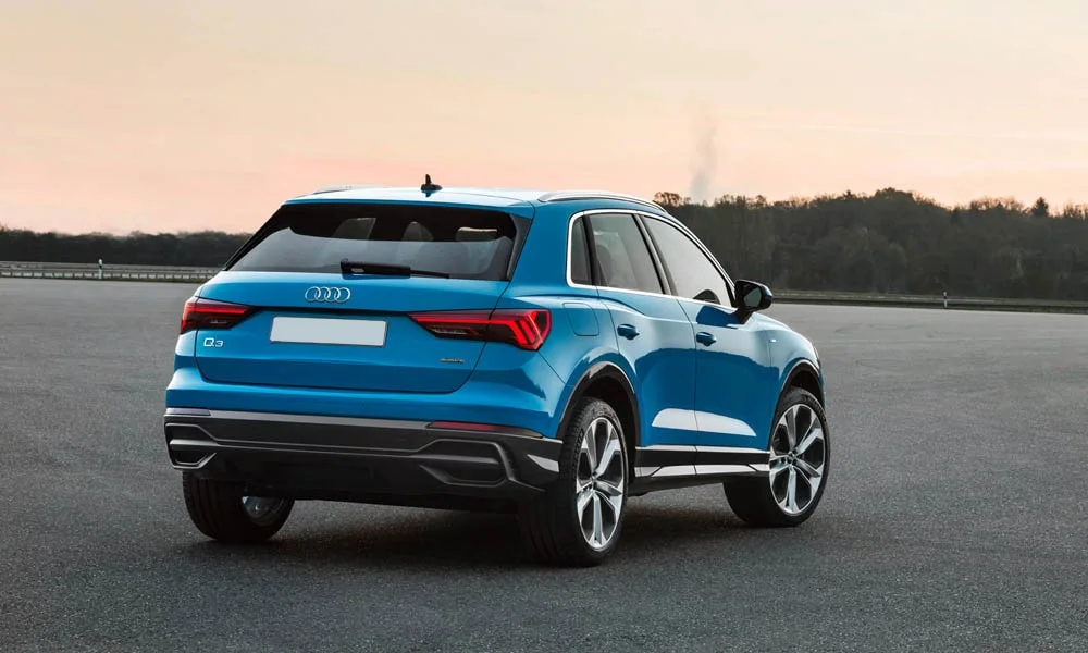 Фото Audi Q3 — вид сзади, фото 6. Синий кузов сзади — фонари и бампер определяют ночной образ модели. Светодиодная полоса или раздельные секции — задняя оптика стала главным украшением кормы Audi Q3 — вид сзади, фото 6