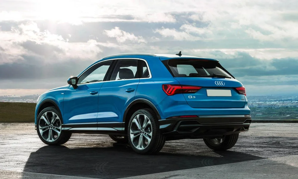 Фото Audi Q3 — вид сзади, фото 7. Синий кузов сзади — фонари и бампер определяют ночной образ модели Audi Q3 — вид сзади, фото 7
