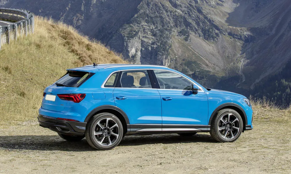 Фото Audi Q3 — вид сзади, фото 8. Синий кузов сзади — фонари и бампер определяют ночной образ модели. Насадки выхлопа или их имитация внизу бампера различают версии Audi Q3 — вид сзади, фото 8