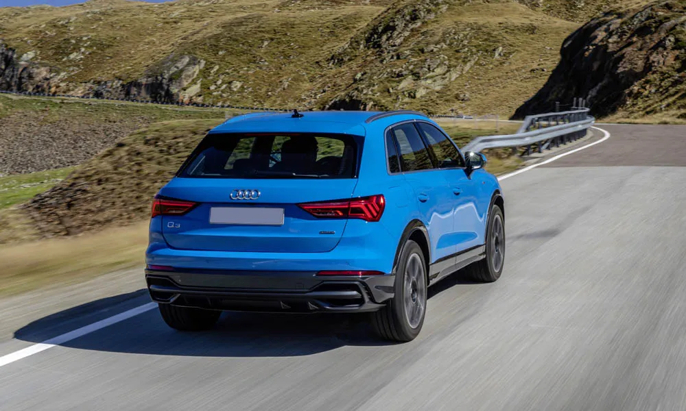 Фото Audi Q3 — вид сзади, фото 9. Корма в синем цвете: графика фонарей и пластика пятой двери. Насадки выхлопа или их имитация внизу бампера различают версии Audi Q3 — вид сзади, фото 9