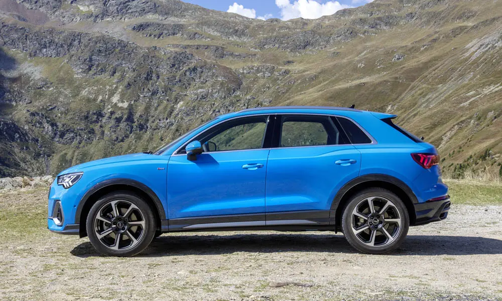 Фото Audi Q3 — вид сбоку, фото 3. Профиль кузова: колёсная база, свесы и линия остекления. Хромированные или чёрные молдинги окон отличают комплектации Audi Q3 — вид сбоку, фото 3