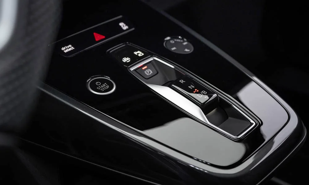 Фото Audi Q4 e-tron Sportback (2024) — кнопки управления. Кнопки и переключатели: физическое управление частыми функциями. Подсветка символов ночью — деталь, которую замечаешь каждый вечер Audi Q4 e-tron Sportback (2024) — кнопки управления