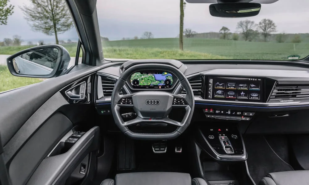 Фото Audi Q4 e-tron Sportback (2024) — передняя панель. Компоновка экранов, дефлекторов и консоли. Минимум физических кнопок — ставка на экранное управление Audi Q4 e-tron Sportback (2024) — передняя панель