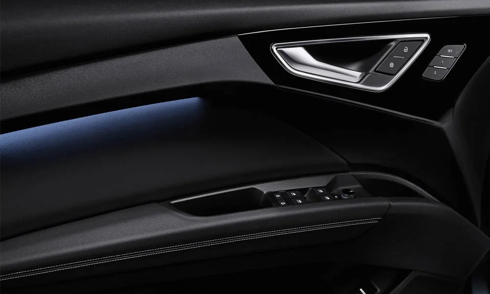 Фото Audi Q4 e-tron Sportback (2024) — дверная карта. Подлокотник, динамик и блок стеклоподъёмников. Мягкая вставка в зоне локтя — то, что чувствуешь каждый день Audi Q4 e-tron Sportback (2024) — дверная карта