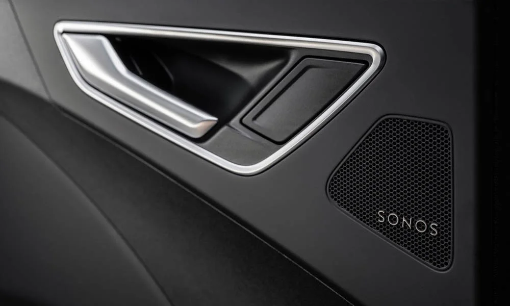Фото Audi Q4 e-tron Sportback (2024) — дверная карта, фото 2. Внутренняя панель двери: сочетание материалов и компоновка управления в тёмной гамме Audi Q4 e-tron Sportback (2024) — дверная карта, фото 2
