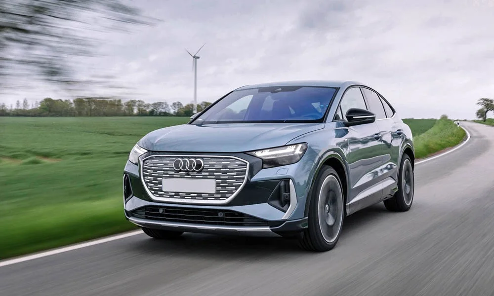 Фото Audi Q4 e-tron Sportback (2024) — вид спереди, фото 4. Анфас: пропорции капота, посадка кузова и графика ходовых огней Audi Q4 e-tron Sportback (2024) — вид спереди, фото 4