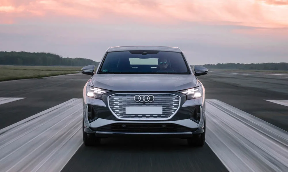 Фото Audi Q4 e-tron Sportback (2024) — вид спереди, фото 8. Оптика, решётка и бампер — первое впечатление о модели. Рисунок ходовых огней — подпись модели, по нему её узнают в потоке Audi Q4 e-tron Sportback (2024) — вид спереди, фото 8