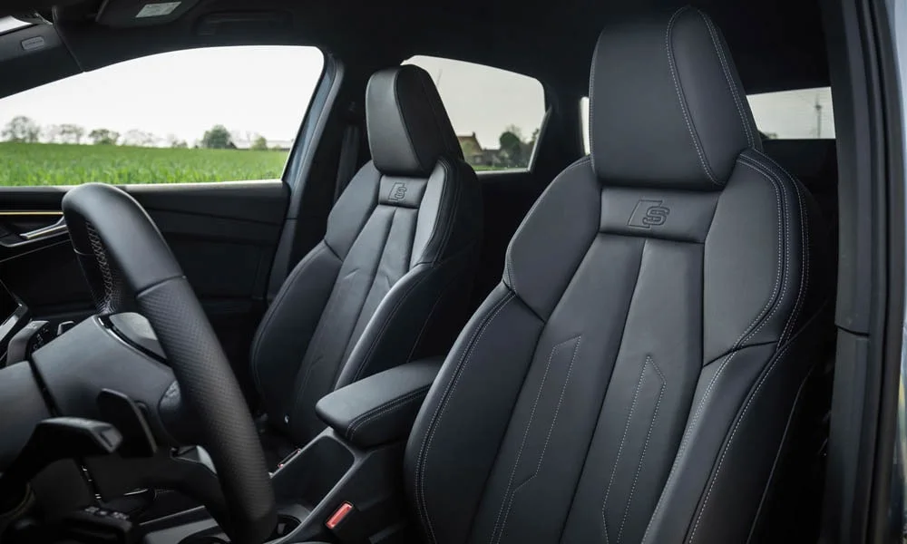 Фото Audi Q4 e-tron Sportback (2024) — передние сиденья. Профиль кресел: боковая поддержка и подголовники. Перфорация обивки нужна для вентиляции — функции старших комплектаций Audi Q4 e-tron Sportback (2024) — передние сиденья