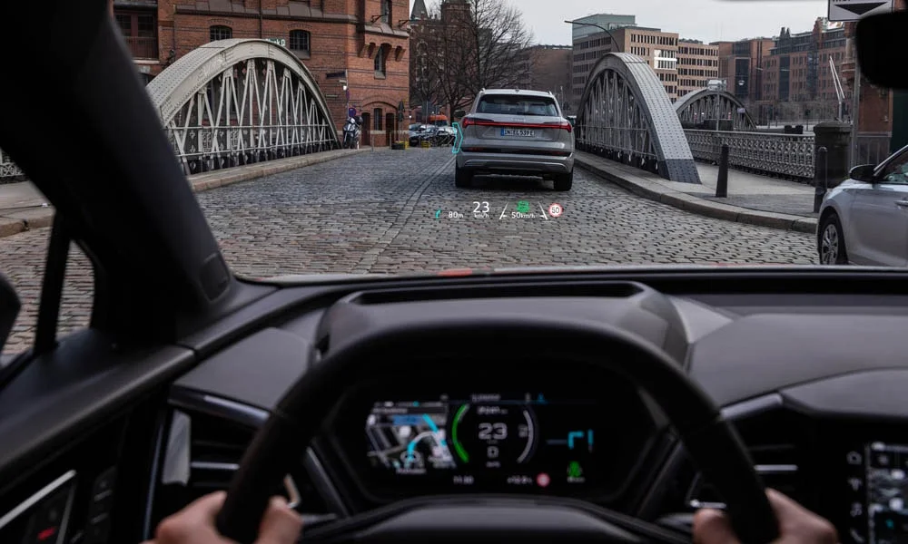 Фото Audi Q4 e-tron Sportback (2024) — интерьер, фото 2. Общий план салона: архитектура панели, консоль и кресла. Светлая гамма зрительно расширяет салон, тёмная — практичнее в уходе Audi Q4 e-tron Sportback (2024) — интерьер, фото 2