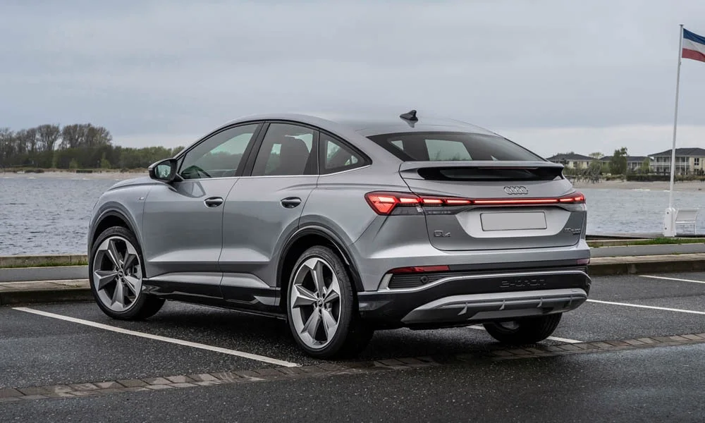Фото Audi Q4 e-tron Sportback (2024) — вид сзади, фото 4. Графика фонарей, бампер и оформление пятой двери Audi Q4 e-tron Sportback (2024) — вид сзади, фото 4