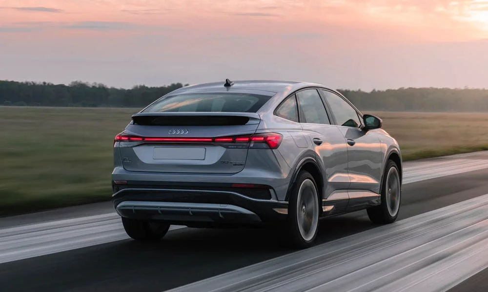Фото Audi Q4 e-tron Sportback (2024) — вид сзади, фото 7. Графика фонарей, бампер и оформление пятой двери Audi Q4 e-tron Sportback (2024) — вид сзади, фото 7