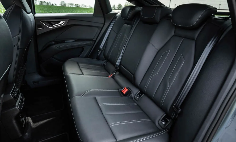 Фото Audi Q4 e-tron Sportback (2024) — задние сиденья. Посадка второго ряда: подголовники и подлокотник Audi Q4 e-tron Sportback (2024) — задние сиденья