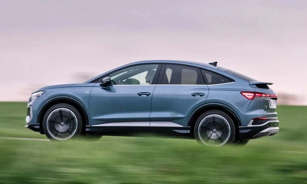 Фото Audi Q4 e-tron Sportback (2024) — вид сбоку, фото 2. Профиль кузова: колёсная база, свесы и линия остекления. Хромированные или чёрные молдинги окон отличают комплектации Audi Q4 e-tron Sportback (2024) — вид сбоку, фото 2