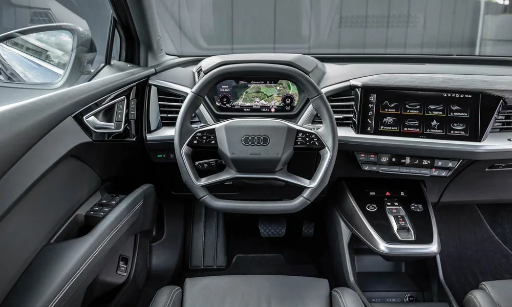 Фото Audi Q4 e-tron (2024) — передняя панель. Компоновка экранов, дефлекторов и консоли. Минимум физических кнопок — ставка на экранное управление Audi Q4 e-tron (2024) — передняя панель